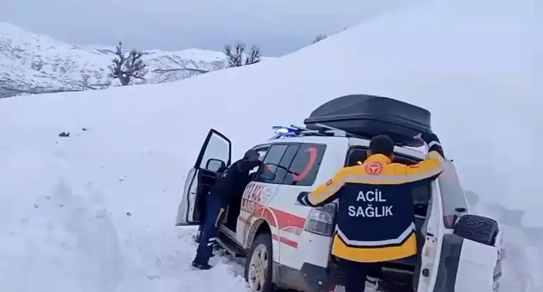 Ambulans Karda Sıkıştı, Yaralı Kadın 7 Saat Sonra Hastaneye Ulaştı