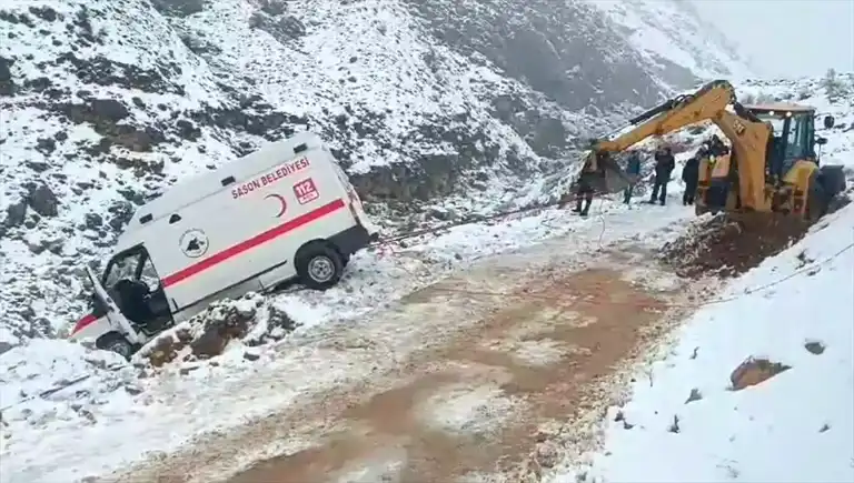 Sason'da Kar Yağışı Minibüsü Yoldan Çıkardı!